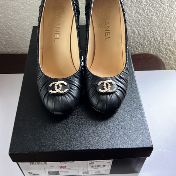 Chanel heels - Picture 1 of 11